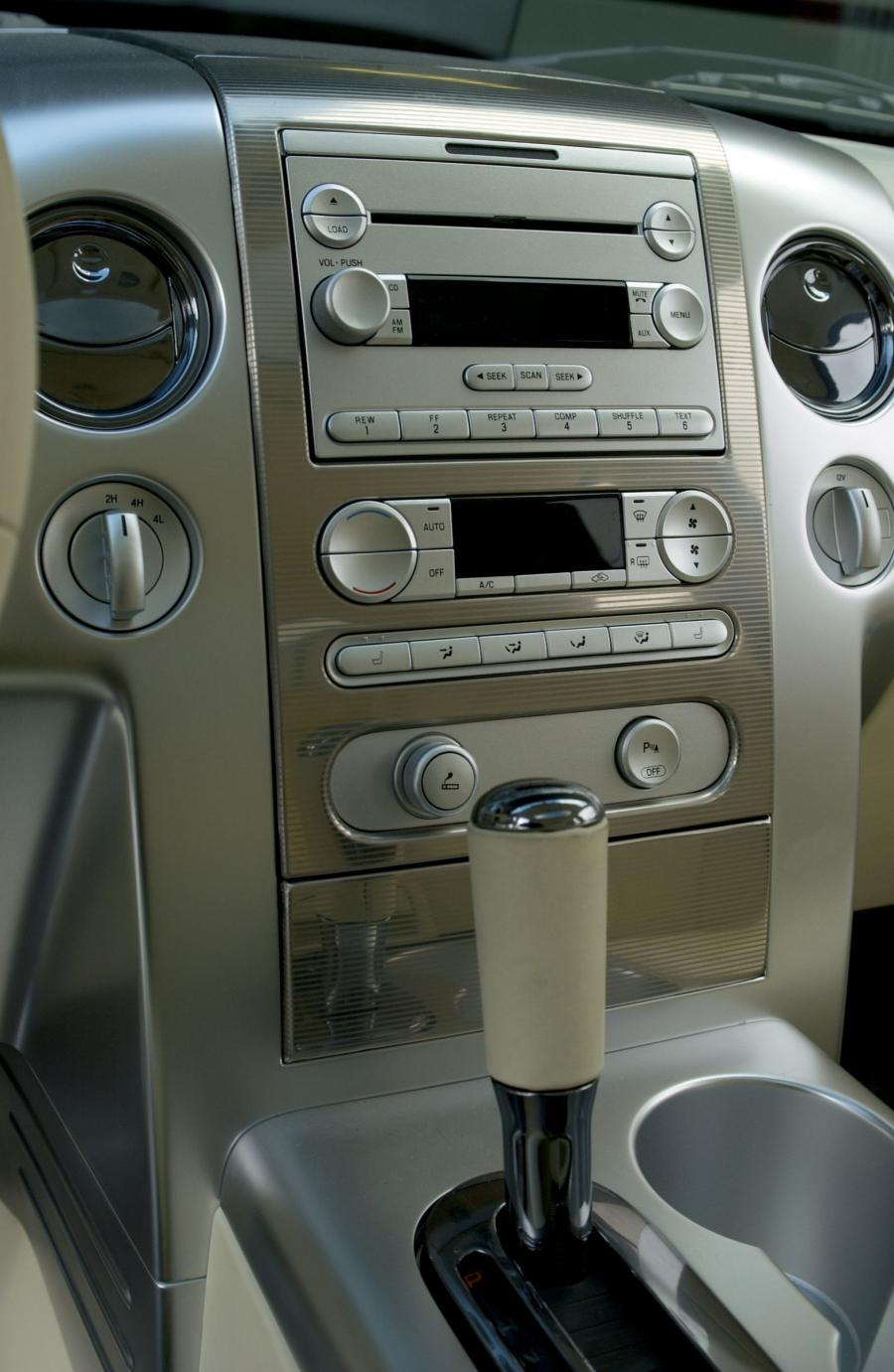  Lincoln Mark LT Concept 2004 года  (фото 19 из 51)